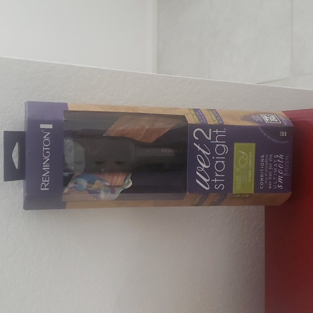 BRAND NEW IN BOX REMINGTON  WET2 STRAIGHT FLAT HAIR IRON.